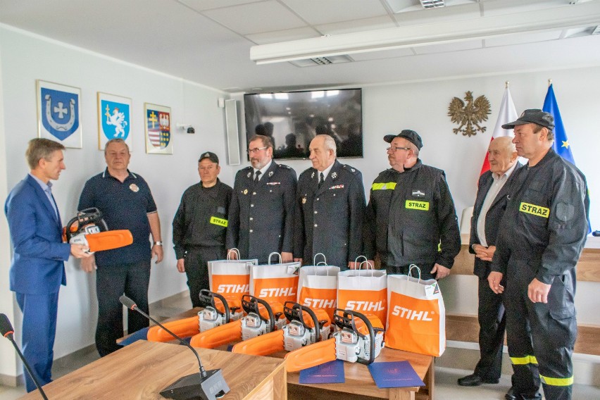 Pięć jednostek ochotniczych straży pożarnych w gminie Sędziszów otrzymało nowe piły mechaniczne. Gdzie trafiły?