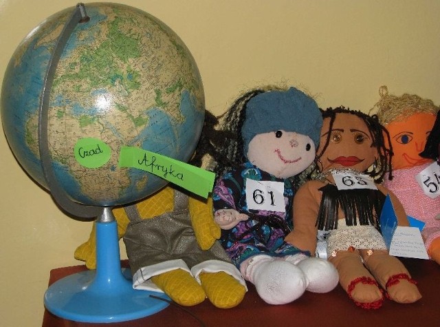 Włoszczowskie dzieci robią takie cudne lalki, żeby pomóc chorym dzieciom z Czadu.