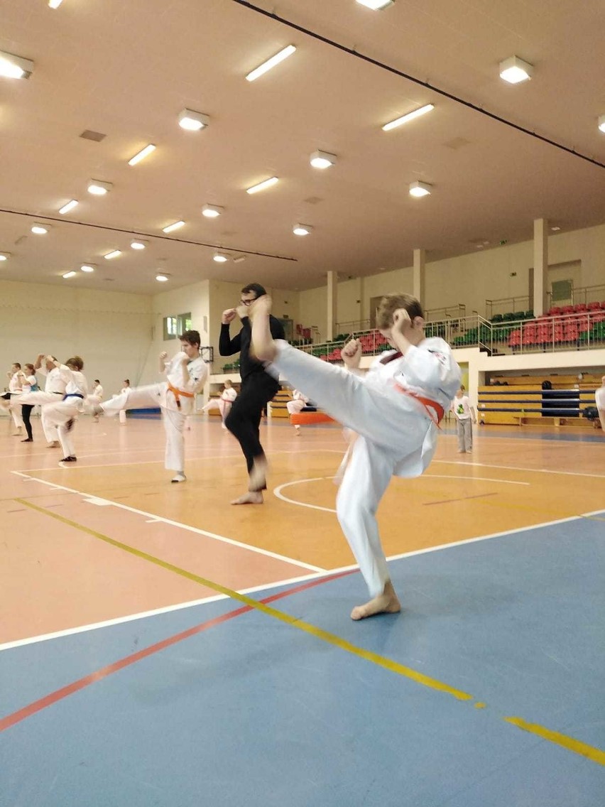 Trening karate i zumby w Tarnowie Opolskim.