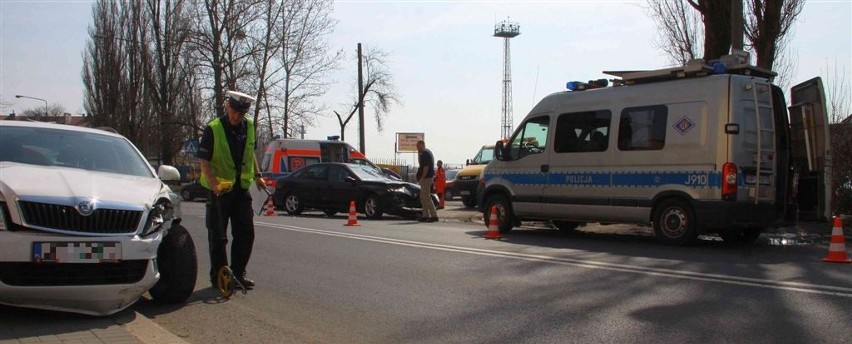 Wypadek na skrzyżowaniu Armii Krajowej z Katowicką. Zderzyły...