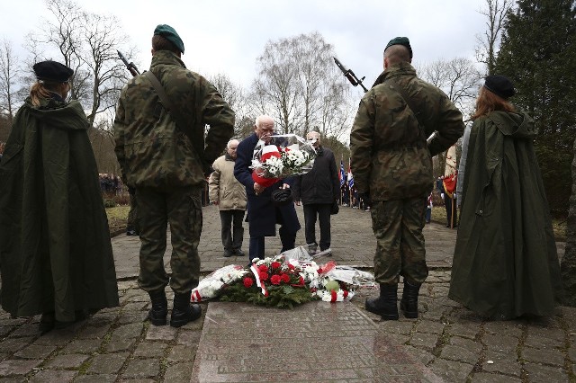 W Lasku Południowym w Słupsku przed pomnikiem pomordowanych więźniów podobozu Stutthof odbyły się uroczystości upamiętniające wydarzenie sprzed 75 lat - egzekucję 24 polskich i radzieckich robotników przymusowych.