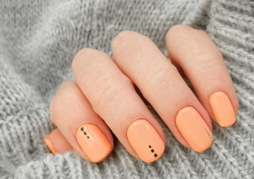 Peach Fuzz - kolor roku Pantone - na paznokciach zachwyca....