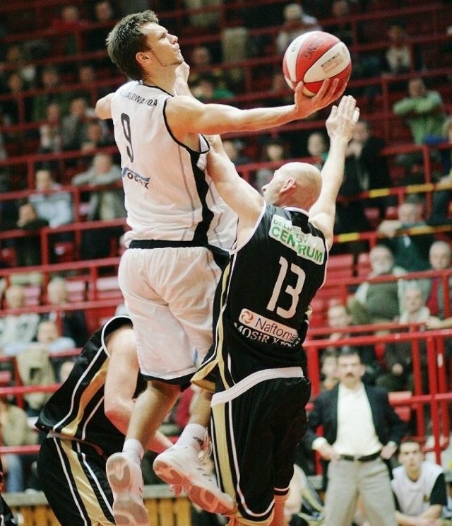 Marek Piechowicz (z piłką) nie będzie grał w ekstraklasie w Stali Stalowa Wola.