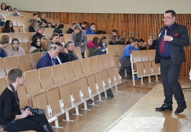 Profesor Zbigniew Krysiak na spotkaniu z młodzieżą w auli Centrum Edukacji Zawodowej