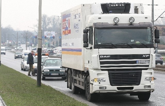 Na al. Włókniarzy ciężarowy daf zderzył się z volkswagenem...