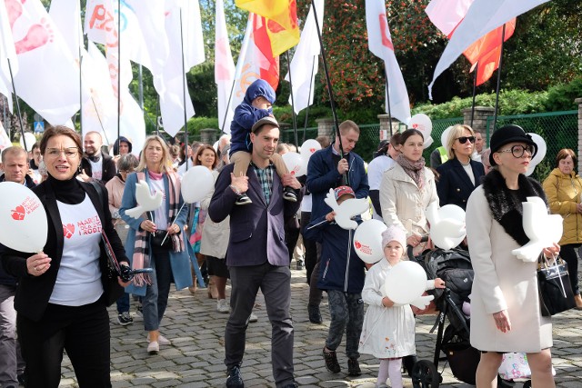 Tłumy na trzecim Marszu dla Życia i Rodziny w Żarach. "I ślubuję ci" to hasło tegorocznej edycji ogólnopolskiej inicjatywy.