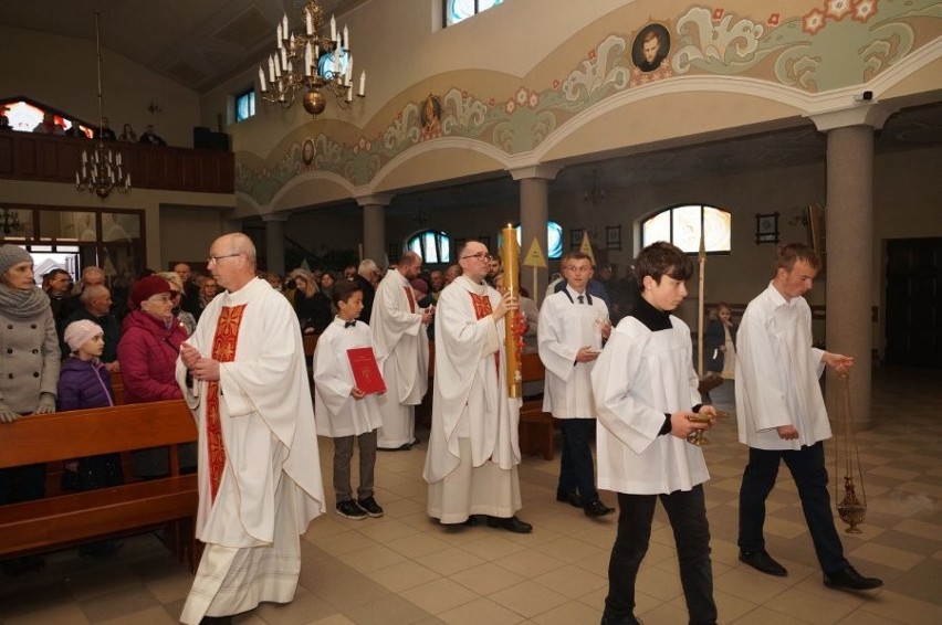 Poświęcenie pokarmów i Liturgia Wielkiej Soboty we Włoszczowie. Zobacz zdjęcia