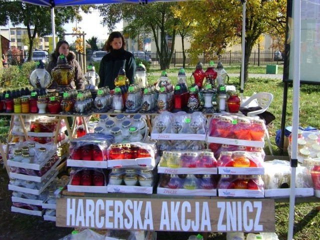 Stoisko harcerskiej akcji &#8222;Znicz&#8221; przy bazarku na ostrowieckim osiedlu Ogrody.