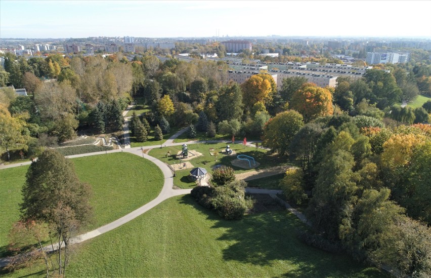 Kraków. Park Tysiąclecia w jesiennych kolorach. Zielony zakątek Mistrzejowic nabrał rumieńców [ZDJĘCIA]