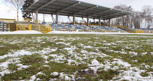 Tak wczoraj wyglądała płyta boiska przy ul. Zielonej w Słupsku. Za kilka dni miałby się na niej odbyć mecz ligowy. 