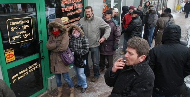 Pod zakładem Foto-Perfect kolejka stała już od godzin porannych. Prawdziwe problemy dopiero się zaczynały.