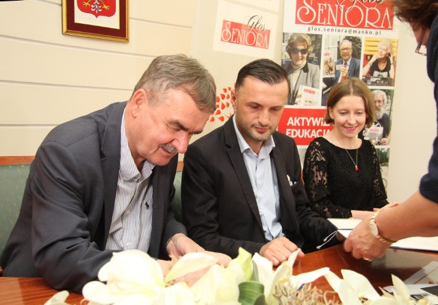 Prezydent Wojciech Lubawski podpisuje umowę o współpracy z Łukaszem Salwarowskim , prezesem ogólnopolskiego Stowarzyszenia MANK) i koordynator projektu Aleksandrą Szlufik.