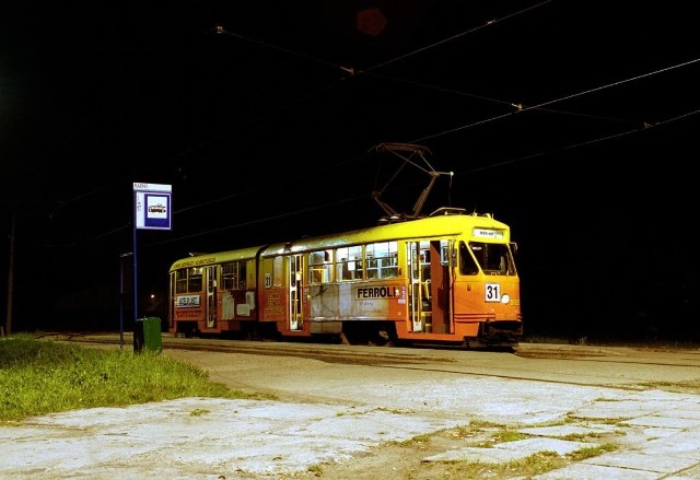 Na podstawie przeprowadzonych badań napełnień autobusów nocnych stwierdzono wzrost zainteresowania wśród pasażerów wybranymi kursami, dlatego wskazane jest wprowadzenie zmian w organizacji komunikacji zbiorowej w porze nocnej wybranych linii tramwajowych i autobusowych - ogłosił prezydent Jacek Sutryk. Czy to oznacza, że do Wrocławia wrócą nocne tramwaje? Zapytaliśmy o to prezydenta. Zobacz na kolejnych slajdach, jak Jacek Sutryk chce zmienić nocną komunikację we Wrocławiu - posługuj się klawiszami strzałek, myszką lub gestami.