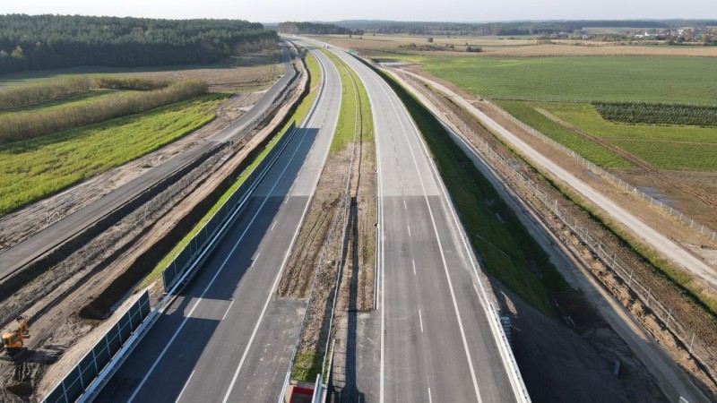 W ostatnich miesiącach widać wyraźny postęp budowy drogi...