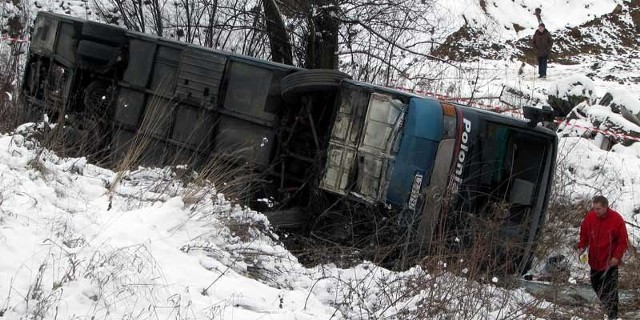 Ze wstępnych ustaleń policji wynika, że przyczyną wypadku były prawdopodobnie złe warunki na drodze. 