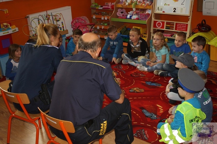 Policjanci rozmawiali z dziećmi  w wieku 4,5 i 6 lat o...