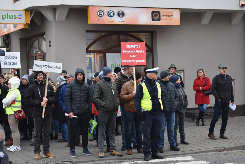 Władze powiatu olkuskiego chcą oddać miliony dotacji. Mieszkańcy Osieka protestują. Zablokowali główną ulicę Olkusza