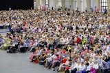 Tysiące ludzi na Międzynarodowych Targach Poznańskich. Trwa Kongres Świadków Jehowy. Modlą się i uczestniczą w wykładach. Zobacz zdjęcia