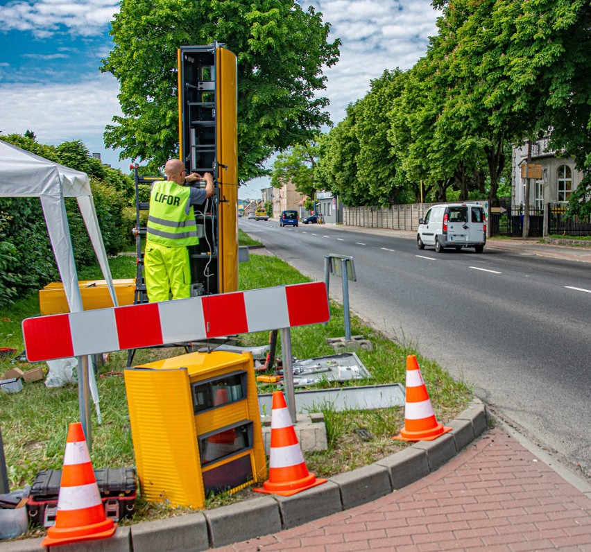 Sianowski fotoradar mierzy prędkość na dwóch pasach ruchu....