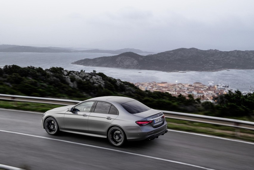 Mercedes-AMG E 53 4MATIC+ wchodzi na rynek w dwóch odmianach...