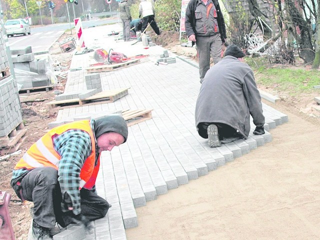 Stare płytki zastąpi polbruk. Drogowcy mają czas do końca listopada.