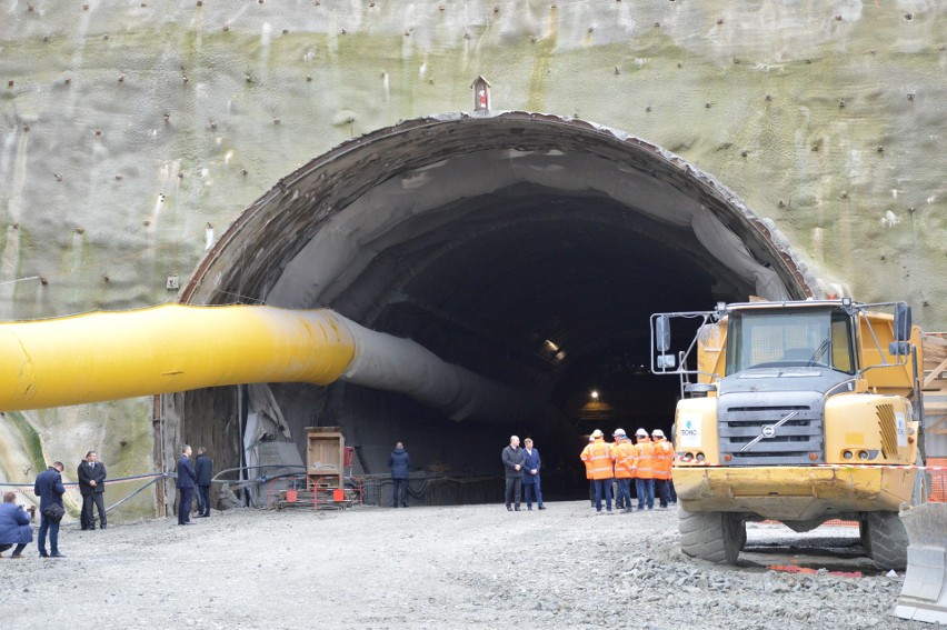 Premier i minister na placu budowy nowej zakopianki. Od teraz tunel jest drążony z dwóch stron