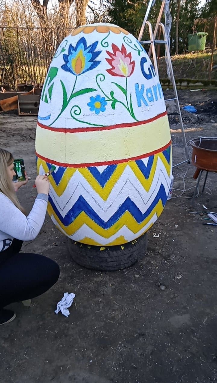 Karniewo. W centrum wsi postawiono ogromne jaja wielkanocne. Pomalowali je pracownicy GOK. Zdjęcia