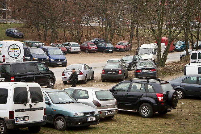 - Wiem, że są skargi na blokowanie dojazdów do domów przez...