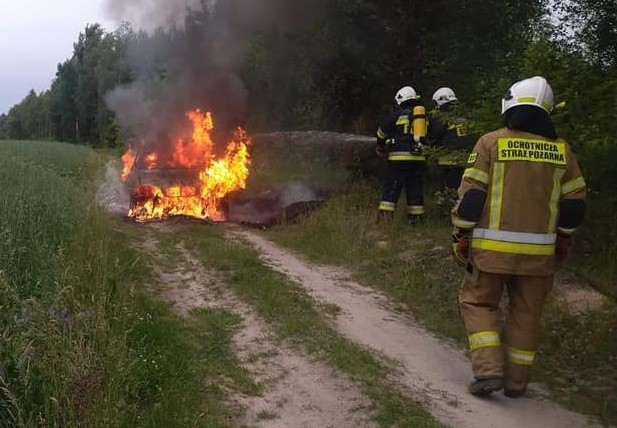 W Dąbrowicy spłonął samochód osobowy! Kierowcy nie zastano w pobliżu - okoliczności zdarzenia ustalają policjanci (FOTO)