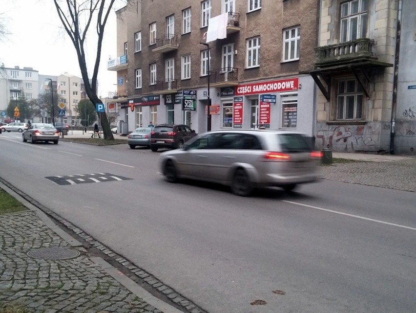 Kierowcy już omijają nowe progi zwalniające na ulicy Sienkiewicza w Radomiu
