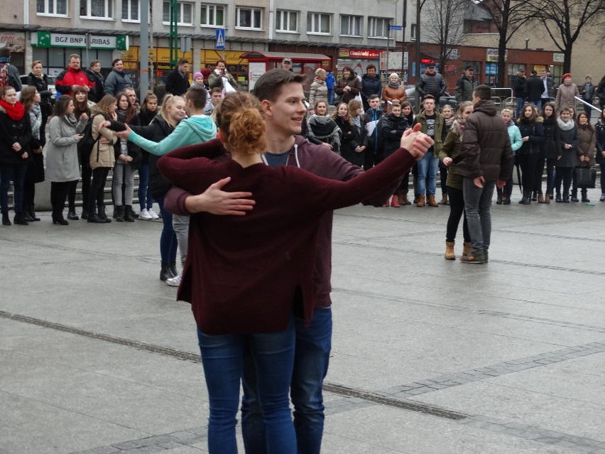 Polonez na rynku w Rudzie Śląskiej [ZDJĘCIA + WIDEO] Maturzyści zatańczyli przed studniówką