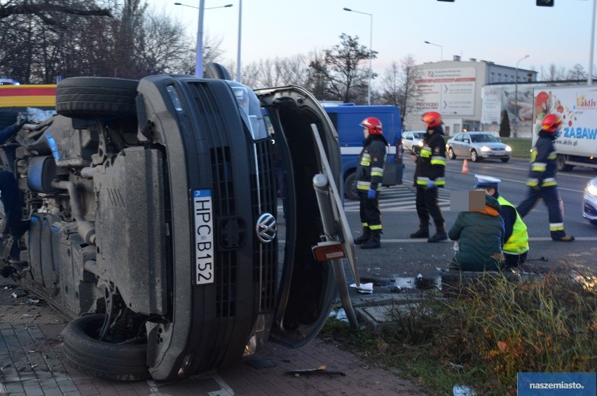 Wypadek we Włocławku. Radiowóz wywrócił się po zderzeniu z osobówką [zdjęcia]