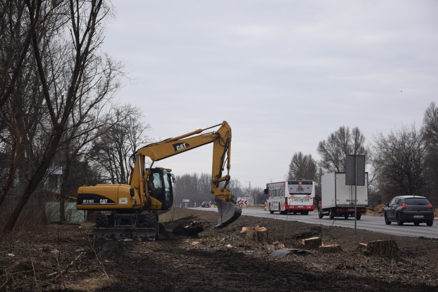 Wycinka drzew przy modernizacji DK 1 w Częstochowie....