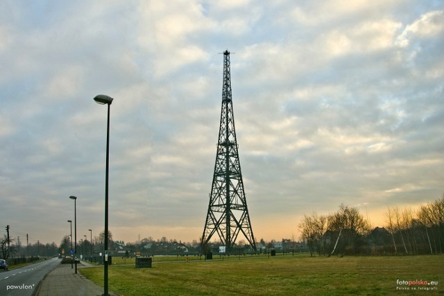 Radiostacja gliwicka to niezwykły zabytek techniki, który wznosi się w całości z drewna na imponującą wysokość 111,1 metra. Ta imponująca konstrukcja daje jej zaszczytne miano najwyższej drewnianej wieży nadawczej na całym globie. Wyjątkowa wieża została zbudowana w 1938 roku, a jej ukończenie jest nie tylko dziełem architektury, ale również historii.Obecnie Radiostacja Gliwicka zasługuje na uwagę nie tylko jako zabytek, ale także jako element historii Polski, ponieważ została wpisana na listę Pomników Historii. To miejsce nie tylko fascynuje architekturą, ale również zapewnia możliwość zgłębienia wiedzy na temat prowokacji gliwickiej oraz dawnego systemu nadawczego.Konstrukcja radiostacji budzi nie tylko zainteresowanie swoją historią, ale także samą budową. Modrzewiowy kolos został połączony aż 16 tysiącami śrub, a wnętrze wieży kryje w sobie działające do dziś przyrządy pomiarowe, co stanowi fascynujący przykład trwałości i solidności technicznej z przeszłości.