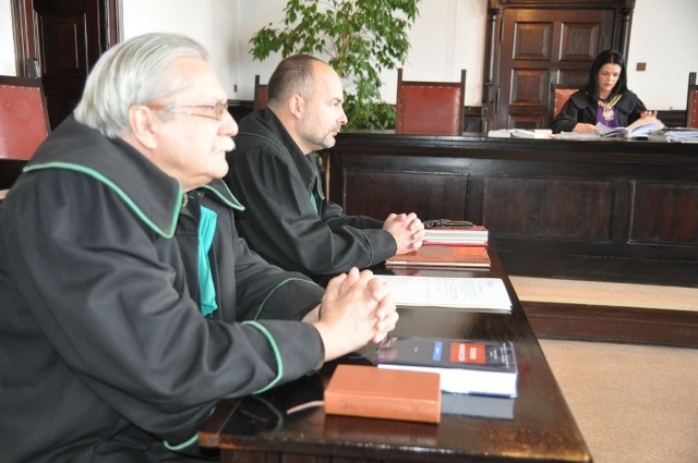 Obrońcy obwinionych strażników Mirosław Wacławski (z lewej) i Piotr Tomaka-Wacławski w środę w szczecineckim sądzie.