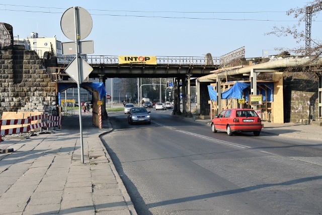 Zmieniona organizacja ruchu na ul. Oleskiej ma obowiązywać od środowego popołudnia. Na miejscu trwają prace na stacji oraz w jej wnętrzu.