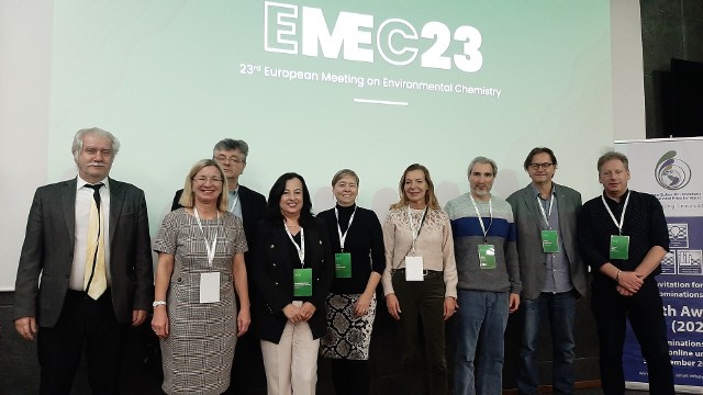 Wybrana Prezydent ACE prof. Małgorzata Iwona Szynkowska-Jóźwik (trzecia od lewej) wraz z częścią zarządu Stowarzyszenia - konferencja EMEC23, Budva, Czarnogóra.