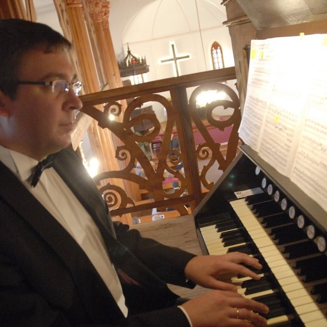 Pierwszy koncert na nowych organach w kościele św. Krzyża. Gra Jan Bokszczanin.