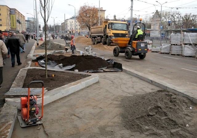 Jezdnia jest gotowa, teraz trwa dopasowywanie płyt granitowych na chodnikach. To żmudna praca, ale jak mówią pracownicy  będzie to przepiękny odcinek ulicy