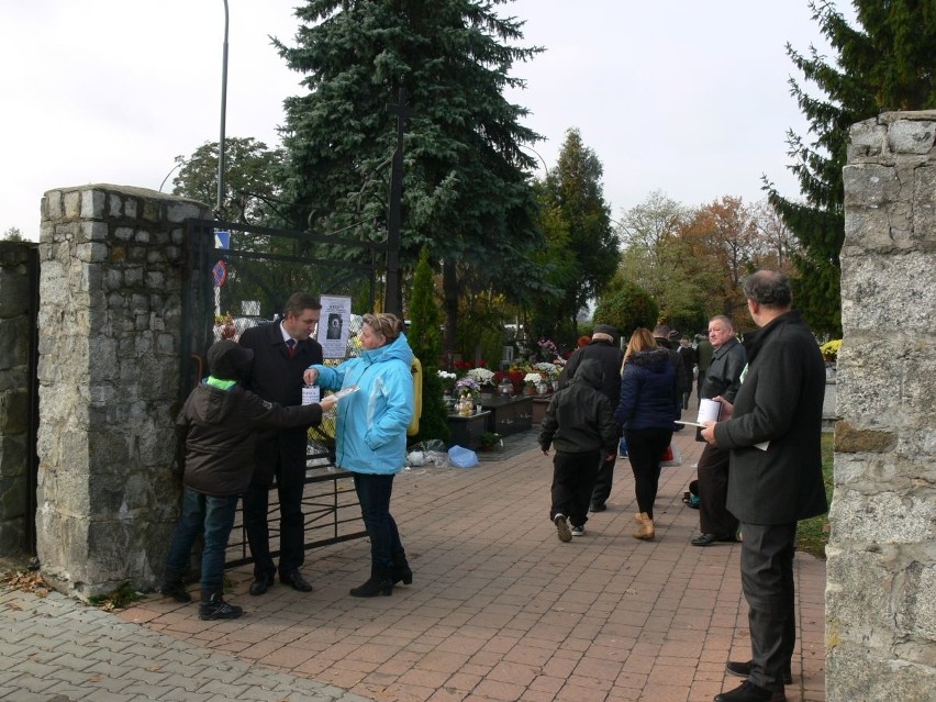Na tarnobrzeskich cmentarzach trwa kwesta na rzecz ratowania nekropolii na Piaskach