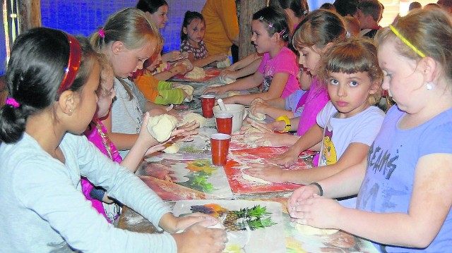 Podczas zielonej szkoły w Siedlisku Janczar dzieci wezmą udział m.in. w warsztatach pieczenia chleba
