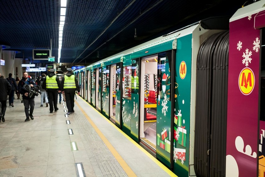 Świąteczne metro ponownie w Warszawie. Przyozdobione wagony...