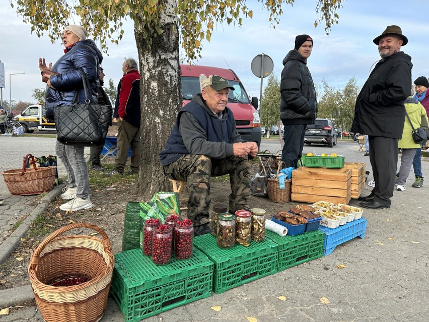 Warzywa, owoce i grzyby na targu w Tarnobrzegu. Czy na targowisku jest taniej niż w sklepie? Zobacz ceny z 8 listopada