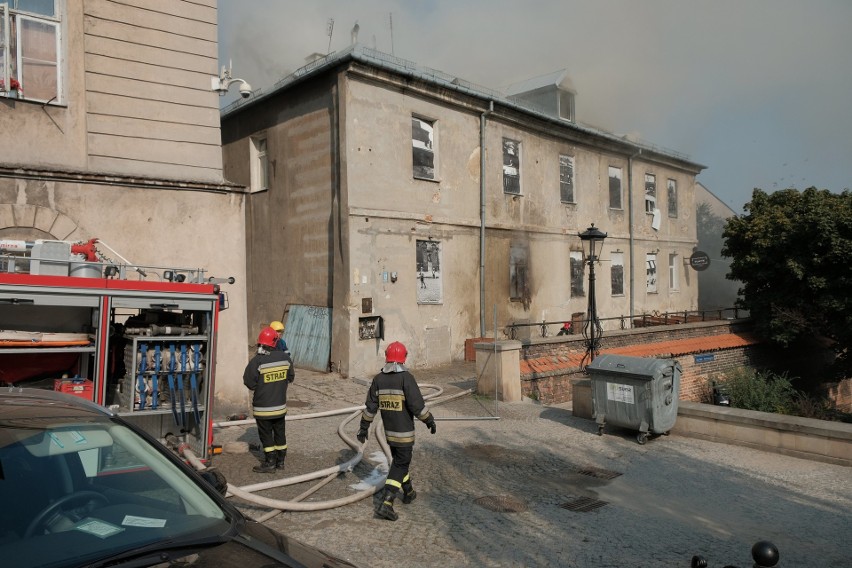 Pożar kamienicy przy pl. Rybnym. Na miejscu jest już straż pożarna (ZDJĘCIA)