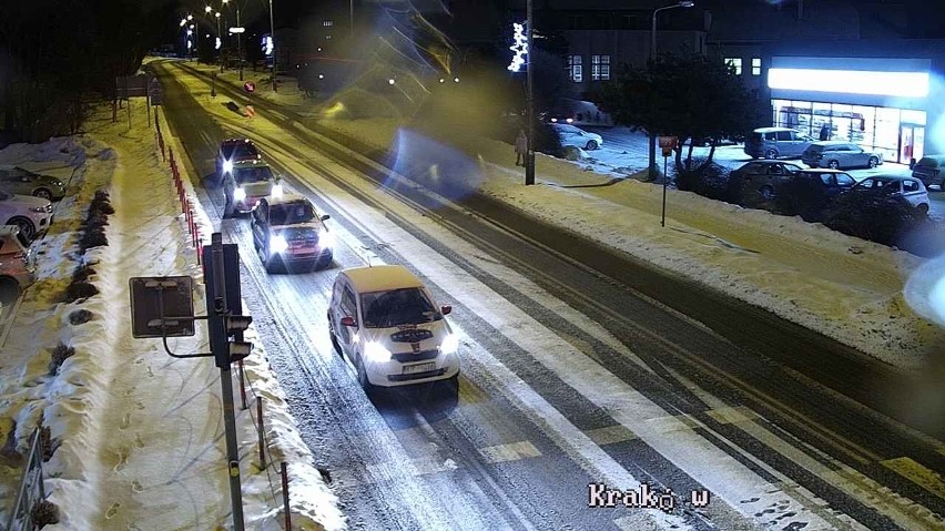 "Czegoś takiego jeszcze nie było". Dramatyczne warunki na drogach w Krakowie i Małopolsce [ZDJĘCIA]