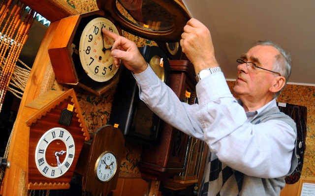 W nocy z soboty (27 października br.) na niedzielę (28 października br.) wskazówki zegarów przesuwamy z godziny 3 na 2. To oznacza, że śpimy godzinę dłużej. Unia Europejska chce likwidacji zmiany czasu. Wielu mieszkańców popiera pomysł.