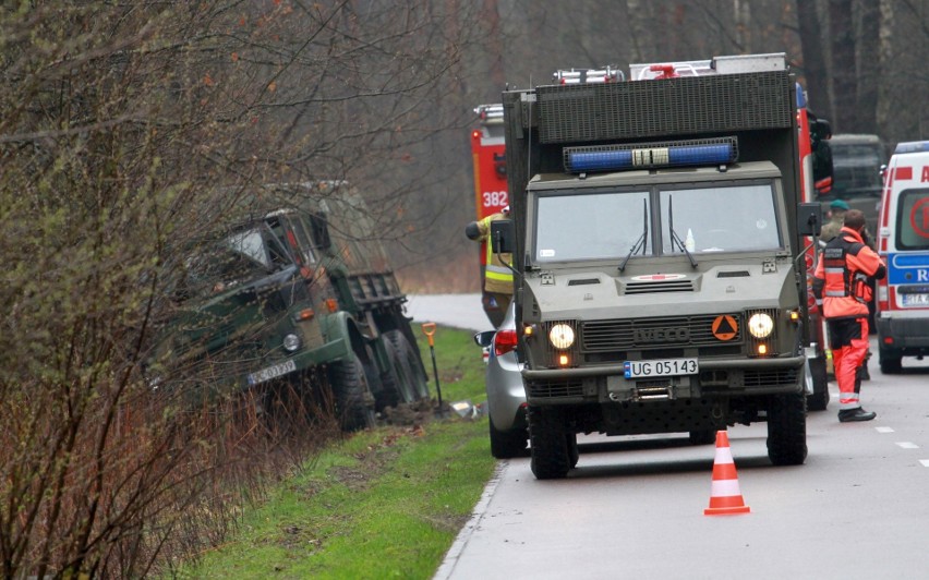 Wypadek na poligonie w Nowej Dębie. Wojskowy star zjechał z drogi i uderzył w drzewo (ZDJĘCIA)