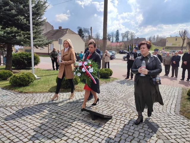 W  Ćmielowie uczcili 83. rocznicę zbrodni katyńskiej. Złożono kwiaty i zapalono znicze