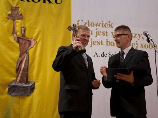 Przedsiębiorca Roku Piotr Dąbrowski otrzymał statuetkę od Dariusza Michalskiego, prezesa Fundacji Rozwoju Regionu Pierzchnica.