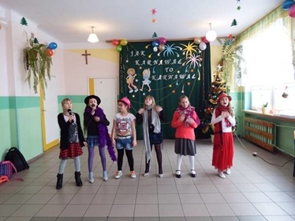 Walentynki w Szkole Podstawowej w Chrobrzu. Uczniowie zaśpiewali "Miłość w Zakopanem" [ZDJĘCIA]